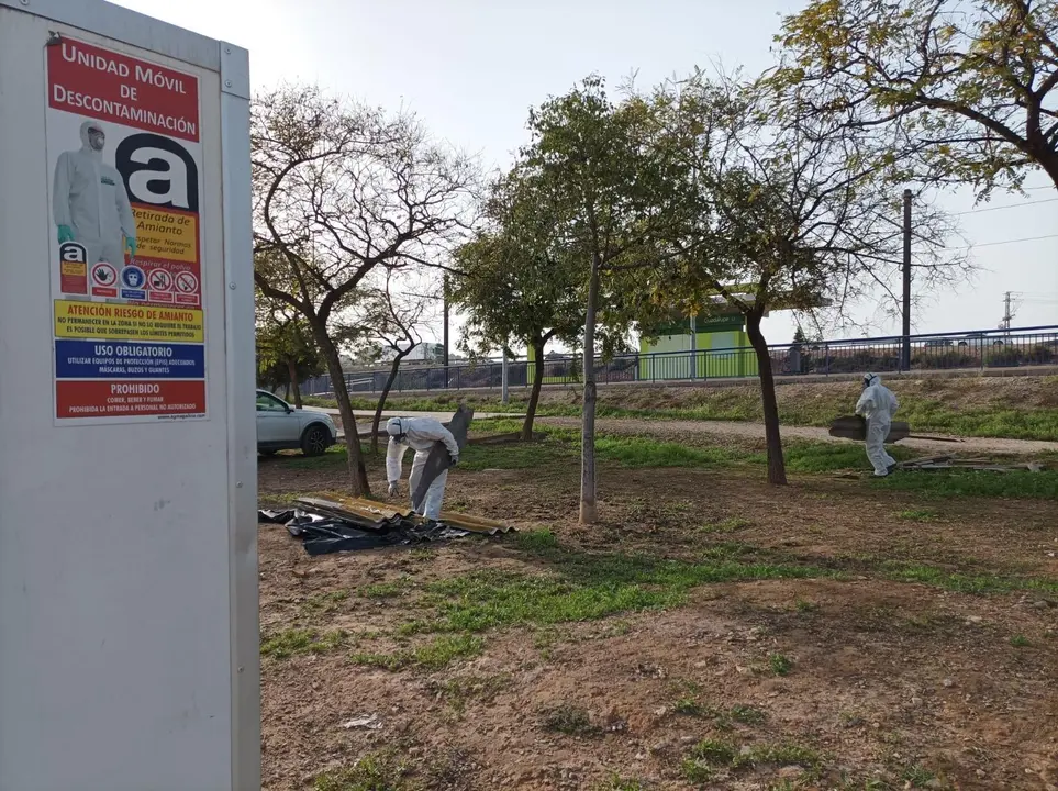 Trabajadores manipulando amianto