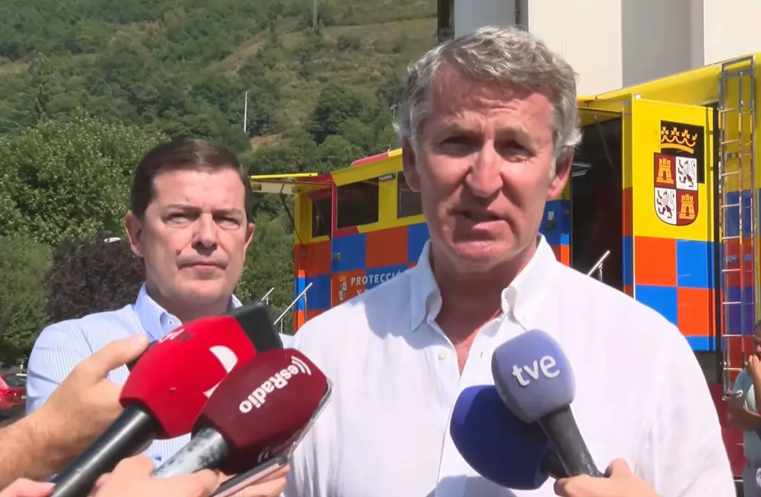 El presidente del Partido Popular, Alberto N&uacute;&ntilde;ez Feij&oacute;o, junto al presidente de Castilla y Le&oacute;n, Alfonso Fern&aacute;ndez Ma&ntilde;ueco en, el Puesto de Mando Avanzado de Palacios del Sil de la Junta de Castilla y Le&oacute;n