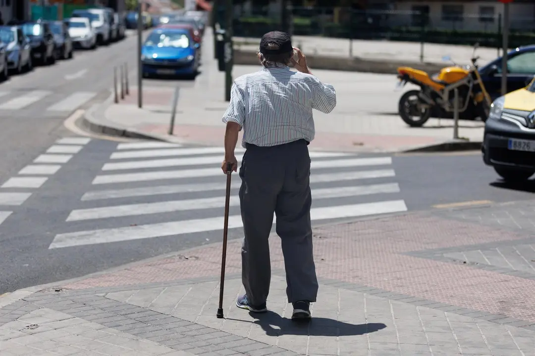 Imagen de archivo de un hombre mayor paseando