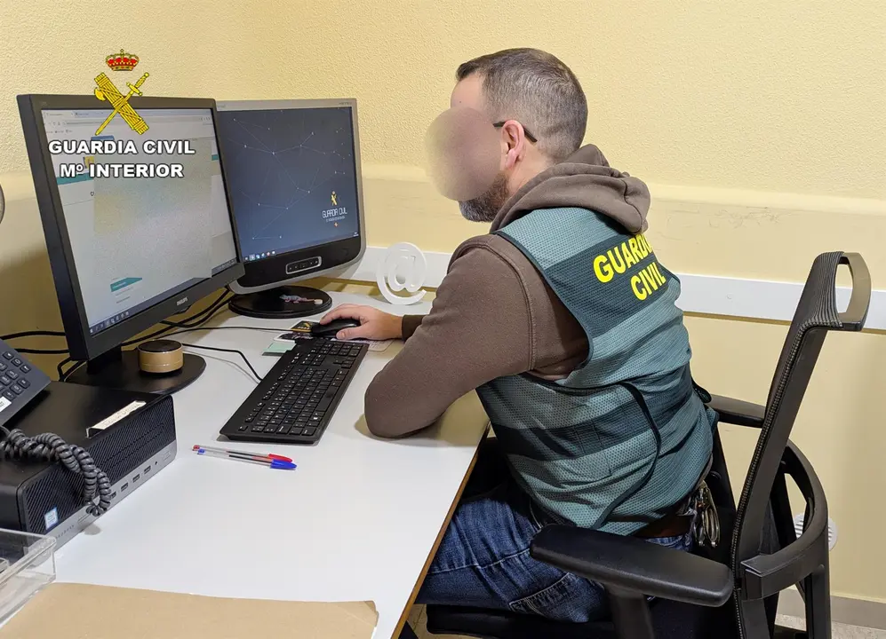 Un agente de la Guardia Civil durante el transcurso de la investigaci&oacute;n
- GUARDIA CIVIL