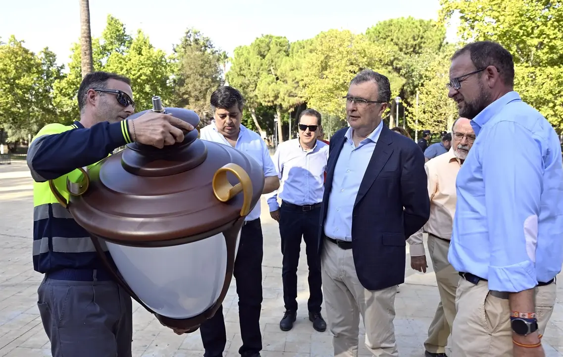 El alcalde de Murcia, Jos&eacute; Ballesta, observa las nuevas luminarias que se instalar&aacute;n en el jard&iacute;n del Malec&oacute;n