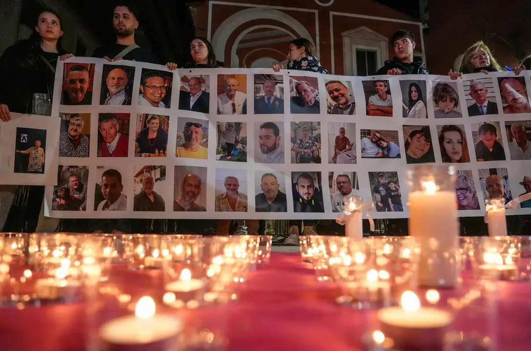 Varias personas sostienen un cartel con im&aacute;genes de algunos fallecidos, durante una conmemoraci&oacute;n por las v&iacute;ctimas de la DANA en Valencia