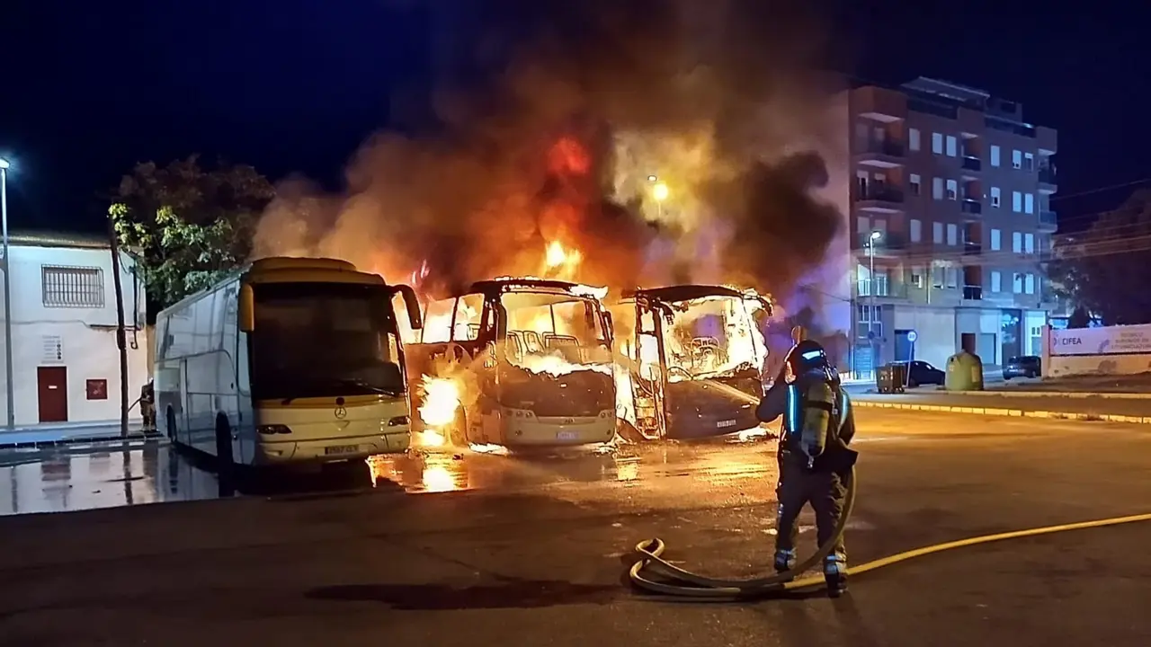Arden tres autobuses urbanos de madrugada en Jumilla | Foto: Bomberos