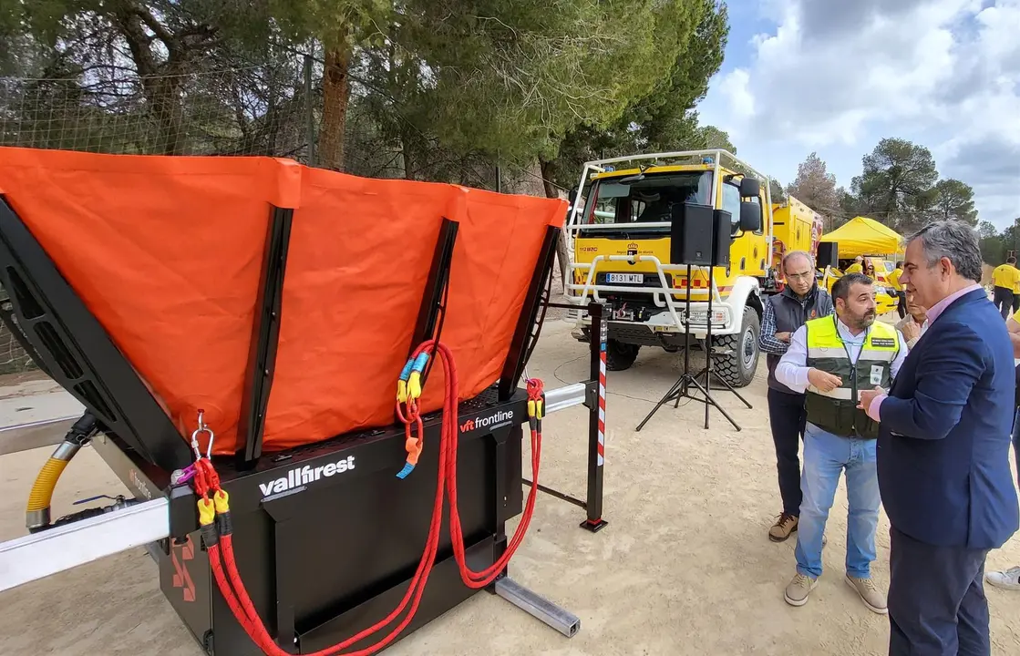 El consejero de Medio Ambiente, Universidades, Investigaci&oacute;n y Mar Menor, Juan Mar&iacute;a V&aacute;zquez, visita a los efectivos de las brigadas forestales y el Heliskid, un dep&oacute;sito port&aacute;til de abastecimiento de agua de 3.000 litros
- CARM