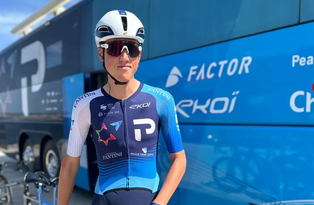 Israel Premier Tech retira el nombre del pa&iacute;s del maillot en La Vuelta 2025.