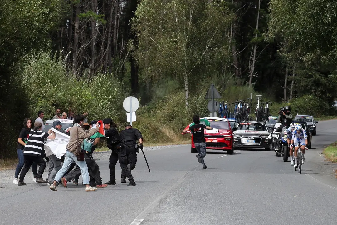 Activistas propalestinos intentan cortar la carretera durante la 15&ordf; etapa de la Vuelta Ciclista a Espa&ntilde;a, a 7 de septiembre de 2025, en O Corgo (Lugo).
- Carlos Castro - Europa Press