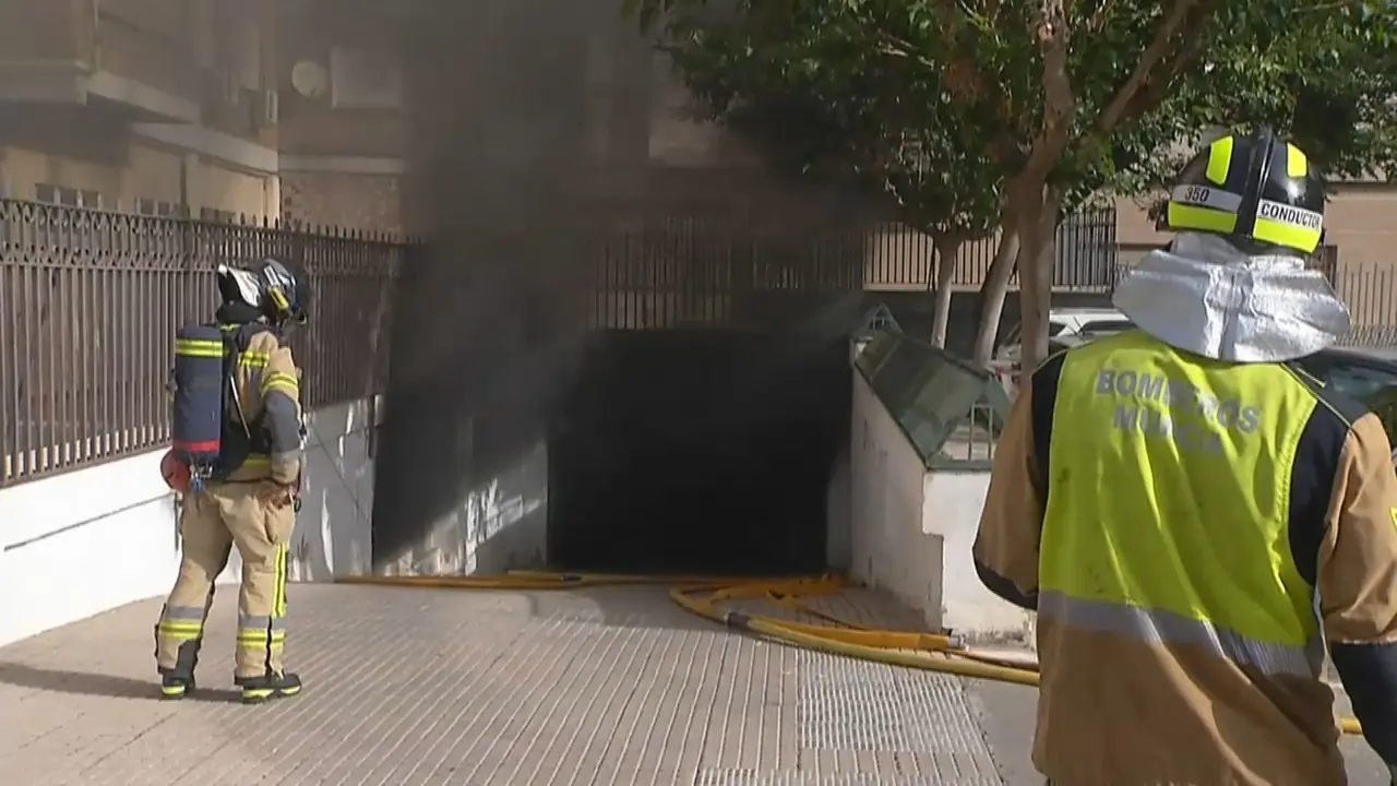 Bomberos sofocan un incendio de dos coches el&eacute;ctricos en un garaje de Murcia