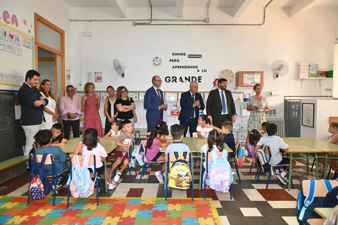 Fernando L&oacute;pez Miras en el colegio Santa Eulalia de Totana
