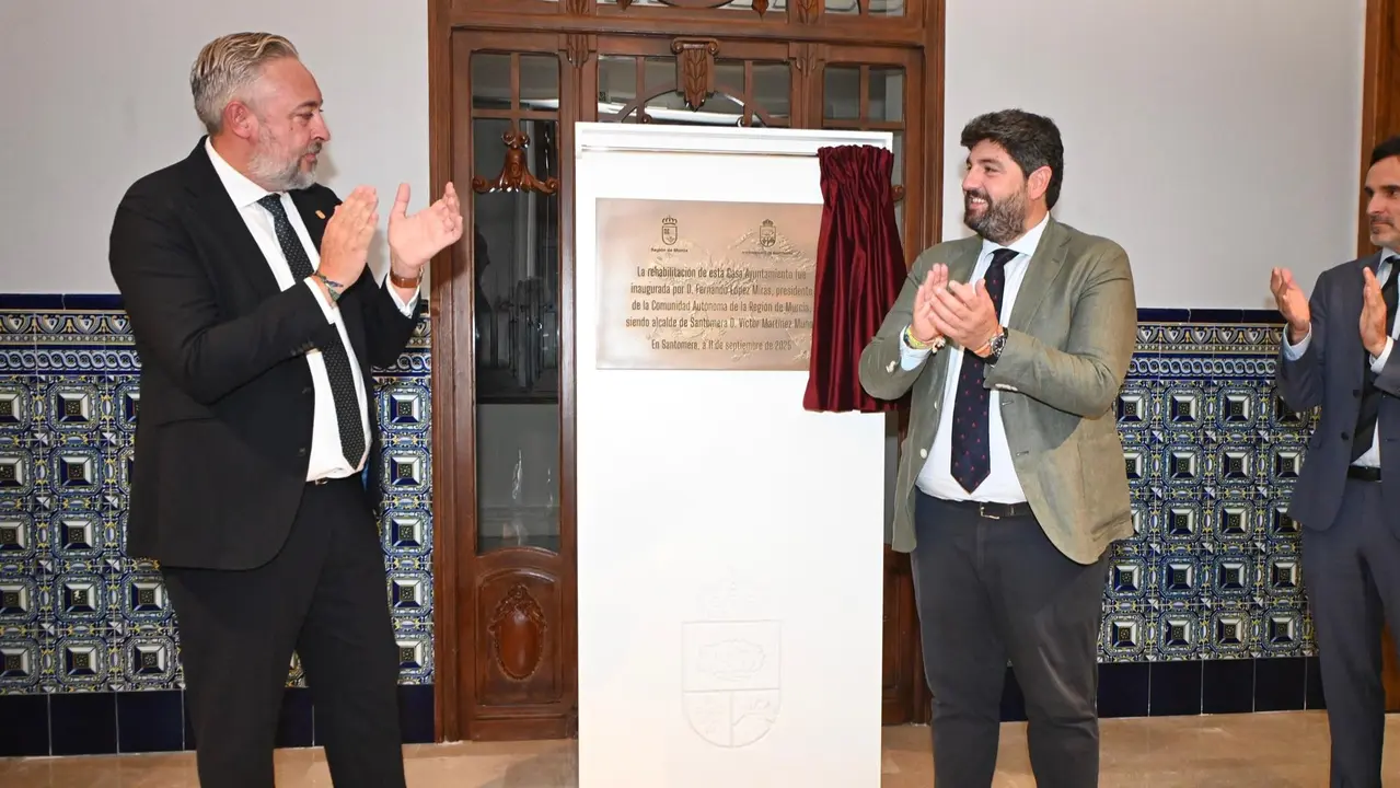 El presidente del Gobierno de Murcia, Fernando L&oacute;pez Miras, inaugur&oacute; hoy la Casa Ayuntamiento de Santomera tras las obras de rehabilitaci&oacute;n. Estuvo acompa&ntilde;ado por el alcalde, V&iacute;ctor Mart&iacute;nez, y el consejero titular de Fomento, Jorge Garc&iacute;a Montoro (foto: CARM)