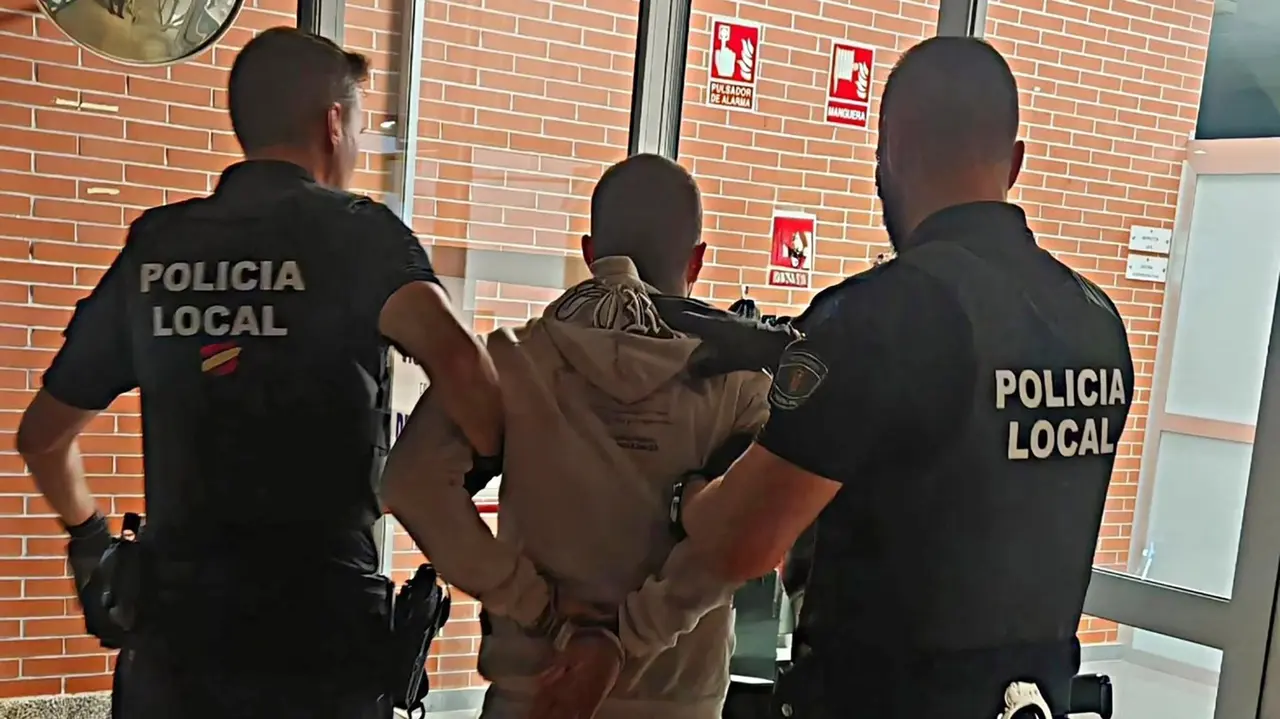 La Polic&iacute;a Local de Las Torres de Cotillas detiene a una persona con 10 requisitorias judiciales (foto: Polic&iacute;a Local de Las Torres de Cotillas)