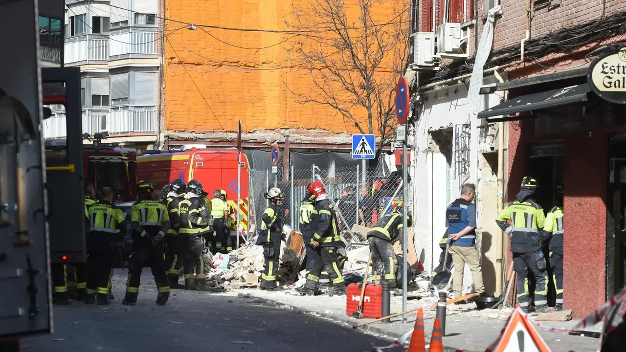 Equipos de emergencias trabajan en la zona donde se ha producido la explosi&oacute;n (foto: EP)