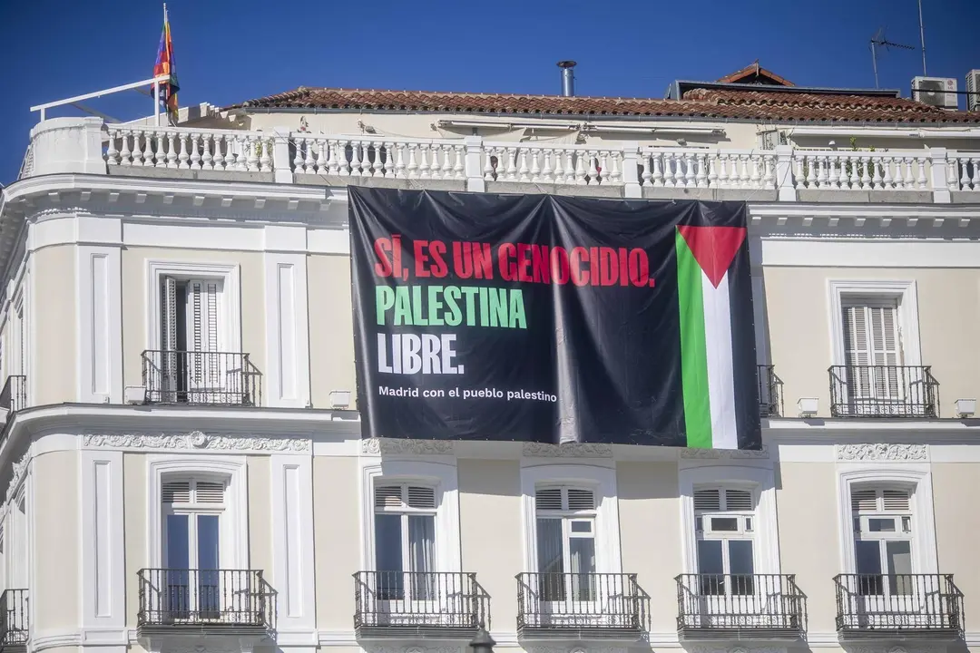 M&aacute;s Madrid despliega una lona en Sol en apoyo a Gaza: "S&iacute; es un genocidio. Palestina libre" (foto: M&aacute;s Madrid)
