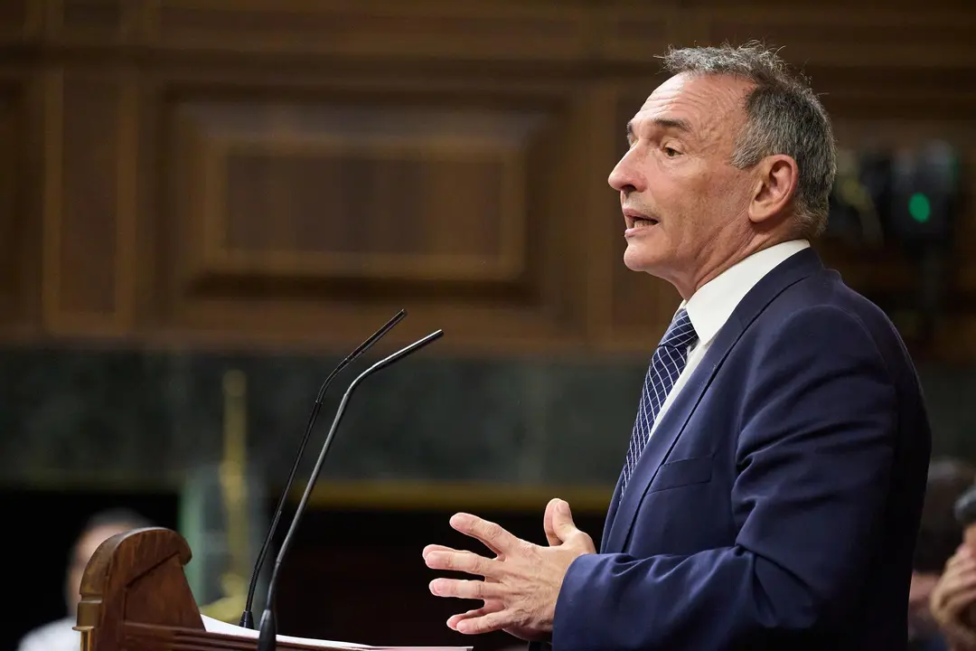 El diputado de Sumar Enrique Santiago durante un pleno extraordinario, en el Congreso de los Diputados (foto: EP)