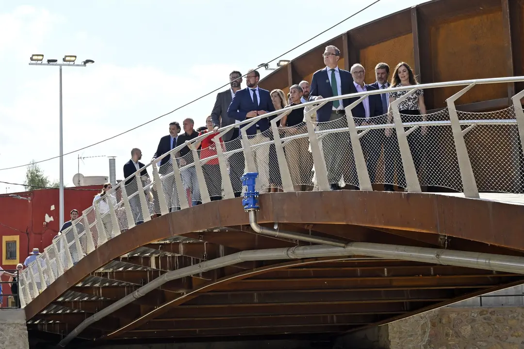 Alcalde de Murcia, Jos&eacute; Ballesta, acompa&ntilde;ado por miembros de la corporaci&oacute;n municipal; la alcaldesa de Beniel, Mar&iacute;a del Carmen Morlas, as&iacute; como por el presidente de la junta municipal y vecinos de El Raal, participan en la apertura del puente de El Raal
- AYUNTAMIENTO MURCIA
