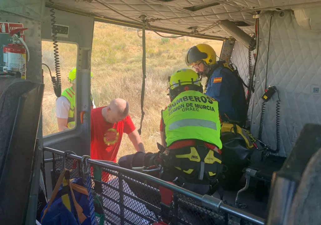 Rescatado un motorista de 65 a&ntilde;os tras sufrir una ca&iacute;da en una zona de dif&iacute;cil acceso en el embalse de Puente de Lorca (foto: 112)