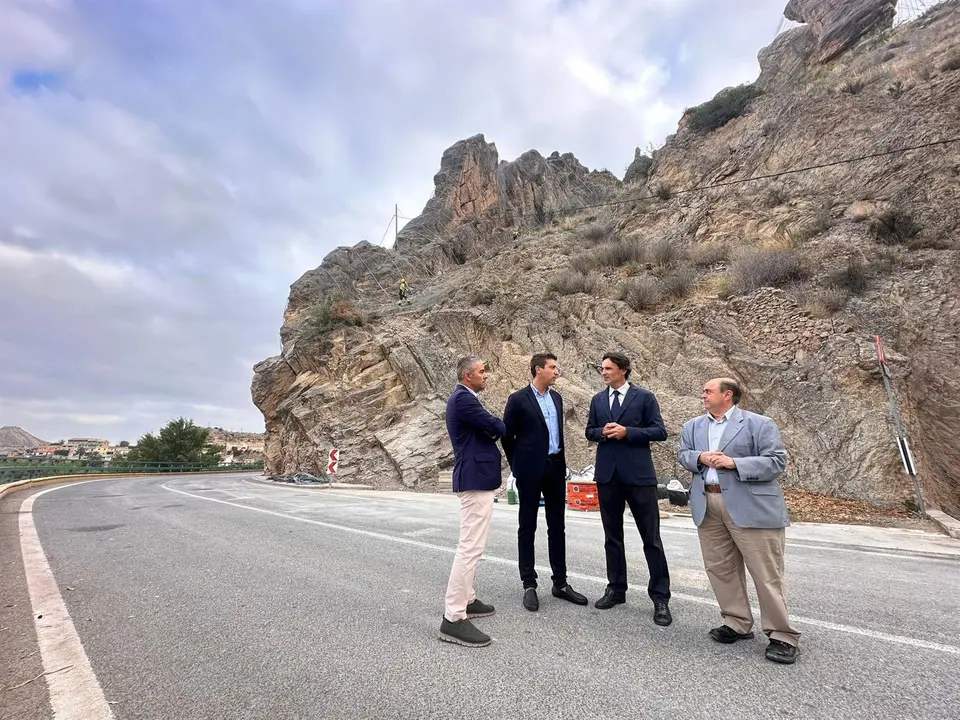 El consejero de Fomento e Infraestructuras, Jorge Garc&iacute;a Montoro, supervisa la finalizaci&oacute;n de las obras de la carretera que une Blanca con Abar&aacute;n, acompa&ntilde;ado del alcalde Blanca, Pablo Cano, el director general de Carreteras, Francisco Carrillo, y Cano
- COMUNIDAD