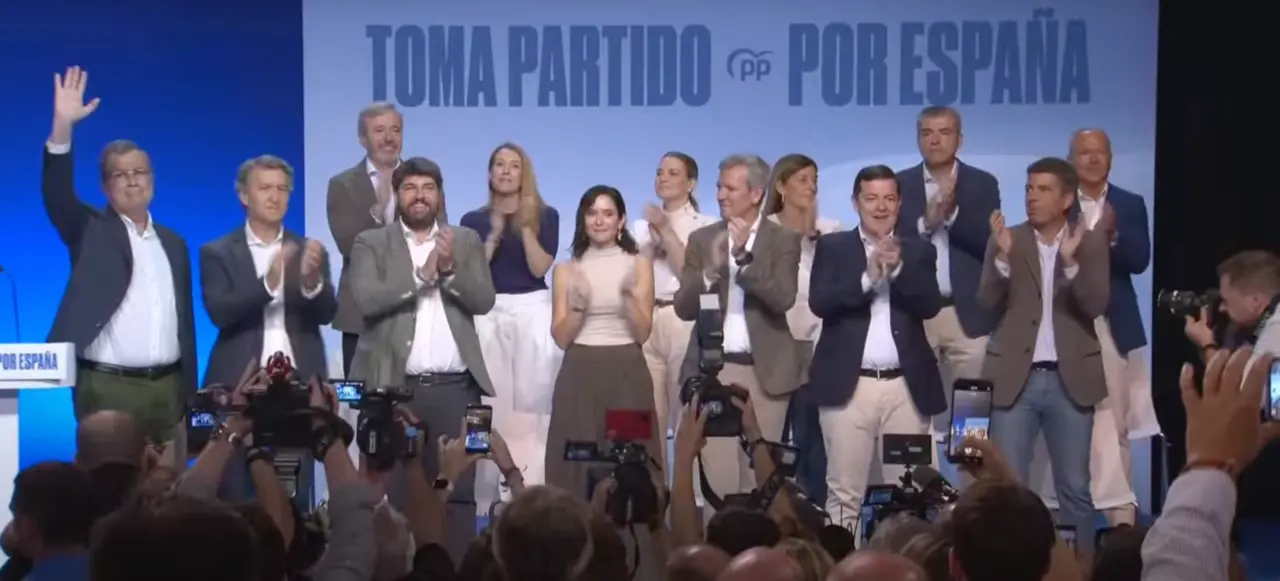Nu&ntilde;ez Feij&oacute;o, acompa&ntilde;ado de L&oacute;pez Miras y Ballesta, clausura este domingo en el Teatro Circo de Murcia la cumbre del Partido Popular (foto: Partido Popular)