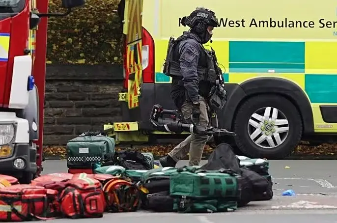 Despliegue de las fuerzas de seguridad tras un ataque junto a una sinagoga a las afueras de M&aacute;nchester (foto: EP)