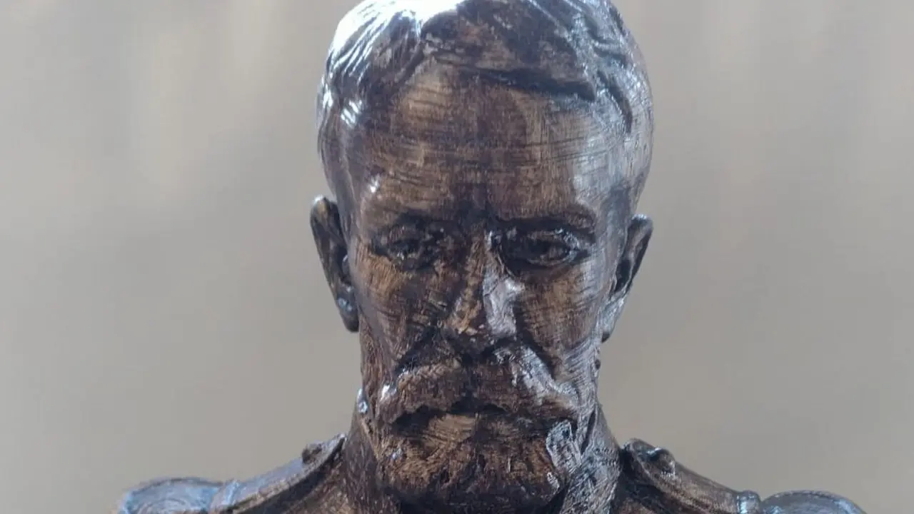 El busto que ser&aacute; entregado a los premiados est&aacute; realizado en impresi&oacute;n 3D por escaneo del busto original de Isaac Peral que est&aacute; en el Arsenal de Cartagena. Est&aacute; dise&ntilde;ado por el FABLAB de la UPCT, dentro del Servicio de Dise&ntilde;o Industrial y C&aacute;lculo Cient&iacute;fico (SEDIUPCT) ubicado en el servicio de apoyo a la Investigaci&oacute;n Tecnol&oacute;gica (SAIT).