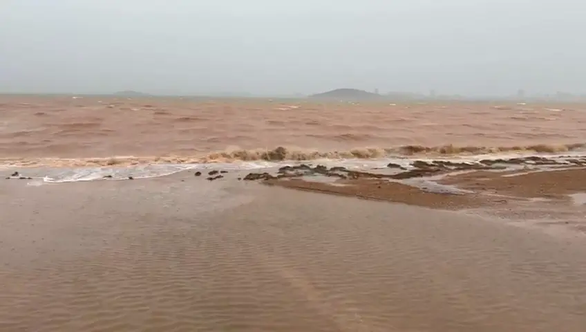 Mar de Cristal te&ntilde;ido de color marr&oacute;n tras las arrastres en la tarde de este viernes, 10 de octubre (foto: La 7)