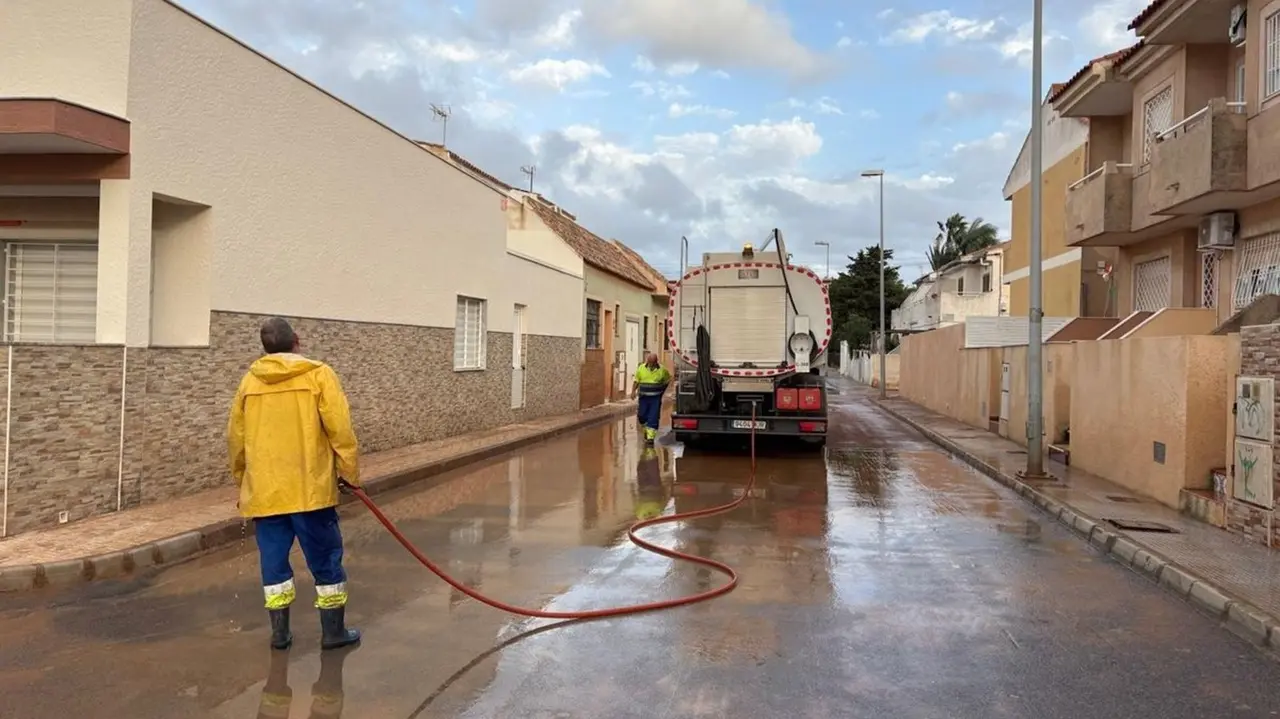 Los servicios municipales trabajan en las poblaciones del Mar Menor m&aacute;s afectadas