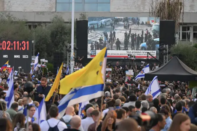Retransmisi&oacute;n en directo de la liberaci&oacute;n de los rehenes en una plaza de Tel Aviv, Israel