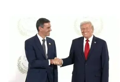 Saludo entre Pedro S&aacute;nchez y Donald Trump en la Cumbre de Paz en Egipto (foto: EP)