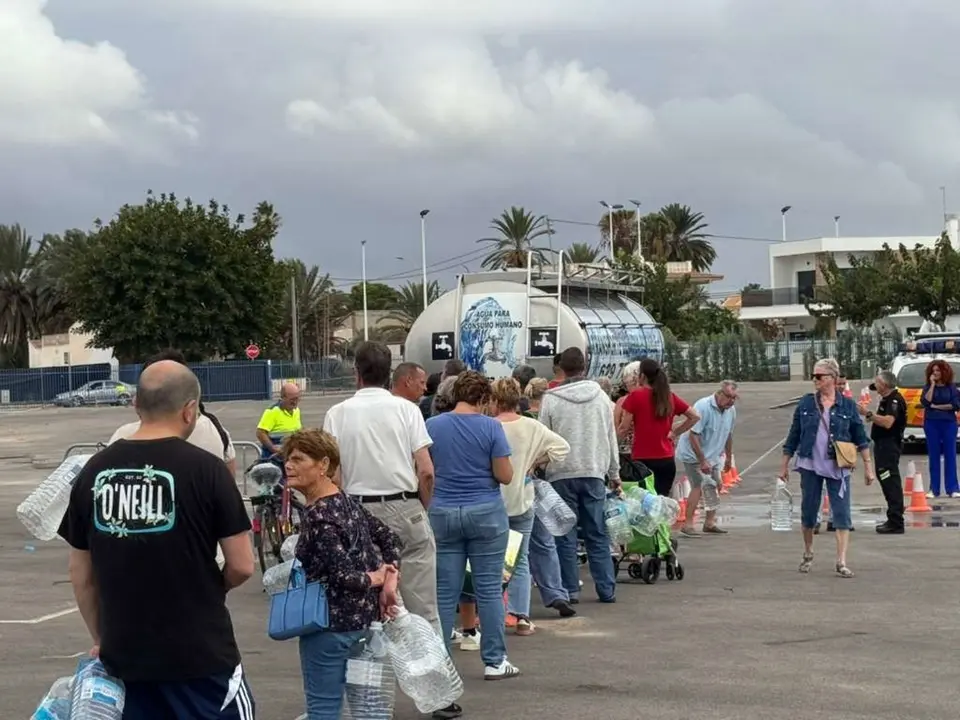 Vecinos de San Pedro del Pinatar recogiendo agua potable de una cuba debido a las infiltraciones en el canal de abastecimiento de la MCT