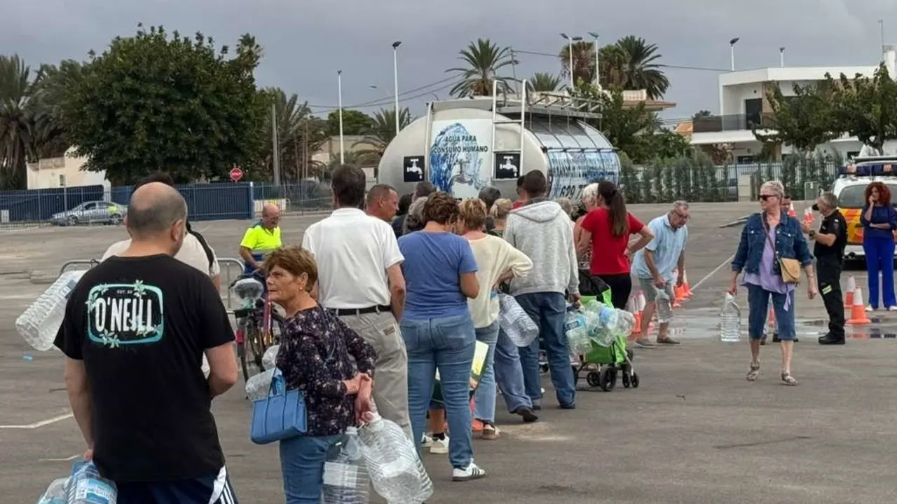 Vecinos llenando garrafas de agua potable
