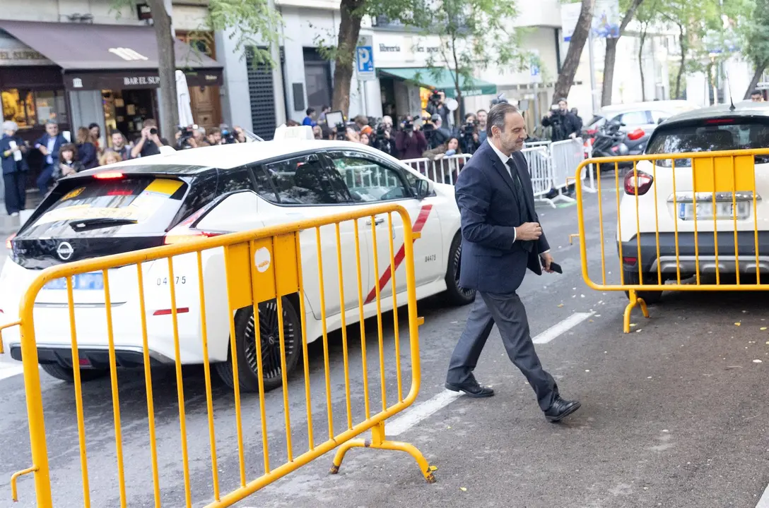 El exministro de transporte Jos&eacute; Luis &Aacute;balos llega al Tribunal Supremo para declarar como investigado, a 15 de octubre de 2025, en Madrid