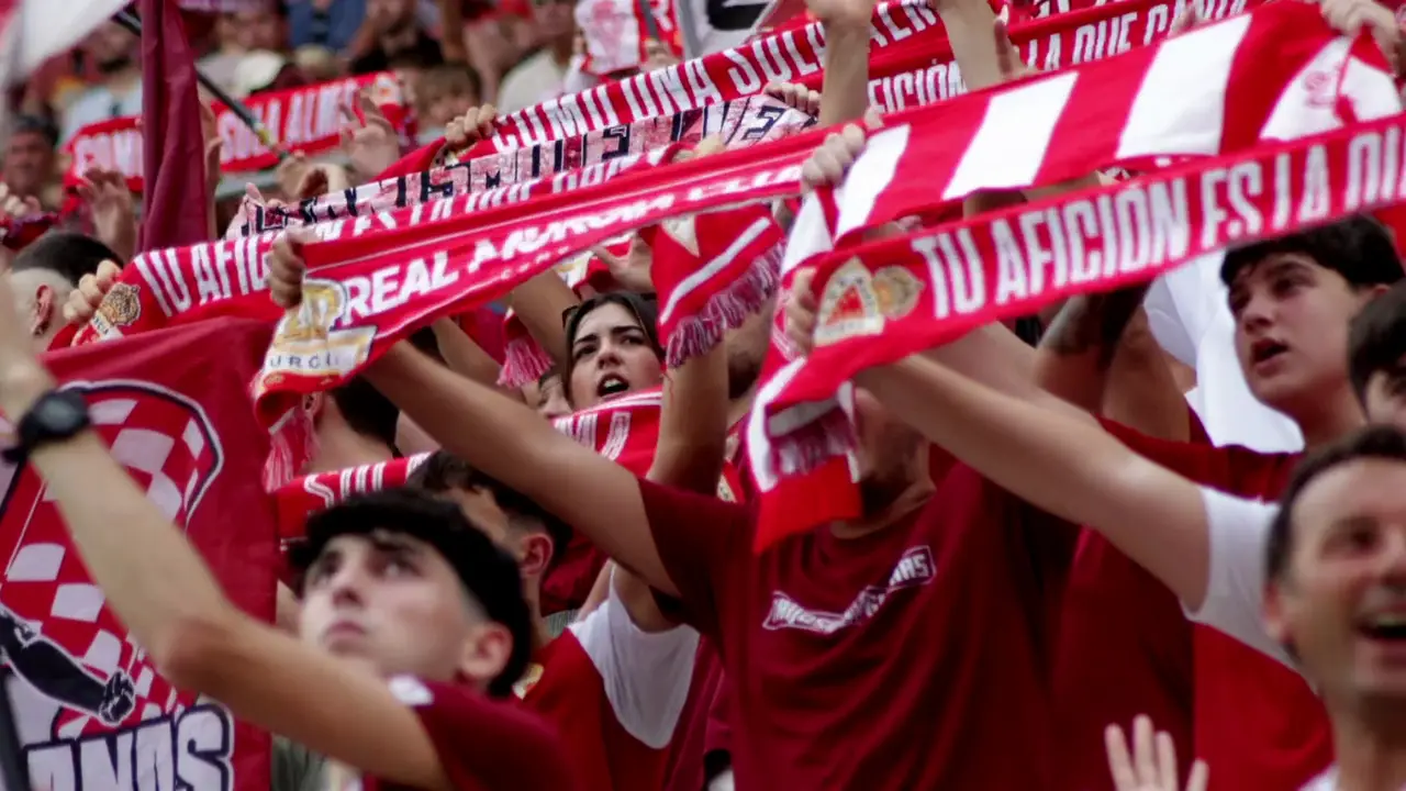 Aficionados del Real Murcia animando a su equipo en el Enrique Roca (foto: La 7)