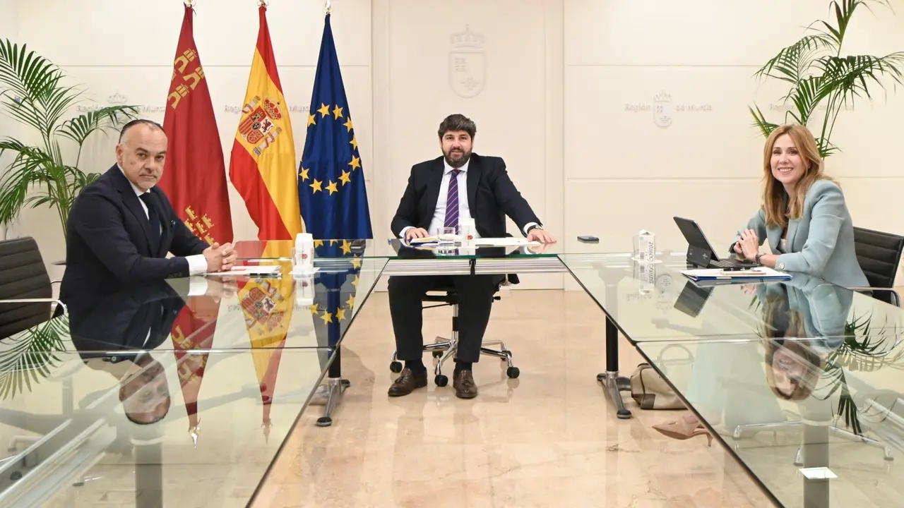 El presidente de la Comunidad, Fernando L&oacute;pez Miras, se reuni&oacute; hoy en San Esteban con el presidente de la Asociaci&oacute;n de Trabajadores Aut&oacute;nomos de Murcia, Francisco Casado. Adem&aacute;s, tambi&eacute;n estuvo presente la consejera de Empresa, Marisa L&oacute;pez Arag&oacute;n.