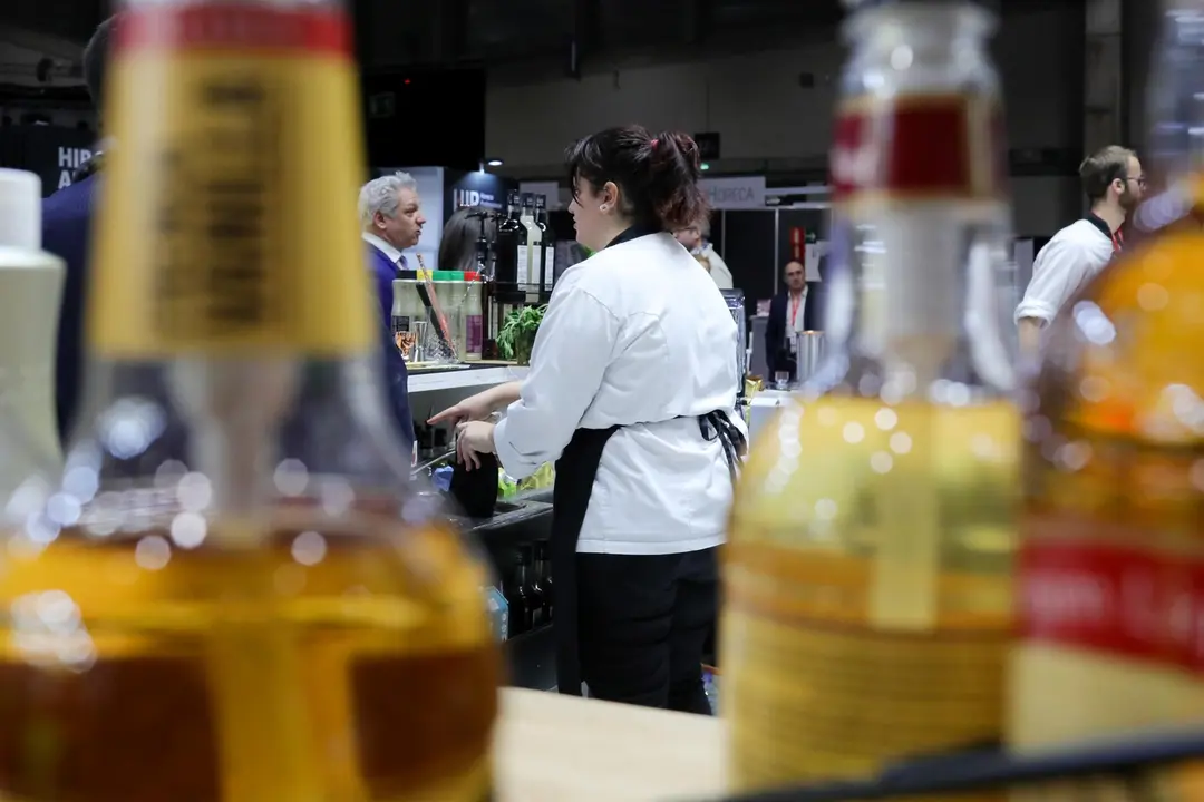 Una camarera trabajando en un bar de Madrid (foto: EP)