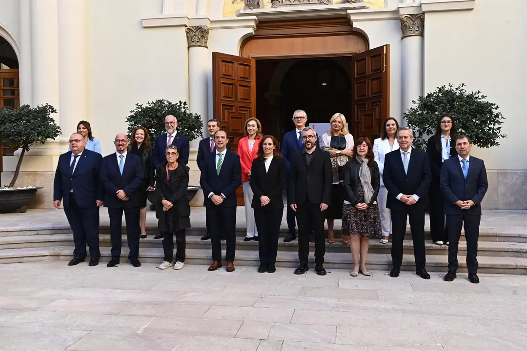 La ministra de Sanidad, M&oacute;nica Garc&iacute;a, y el consejero de Sanidad de Arag&oacute;n, Jos&eacute; Luis Bancalero, asisten al pleno del Consejo Interterritorial del Sistema Nacional de Salud (CISNS), en Zaragoza, Arag&oacute;n (foto: EP)