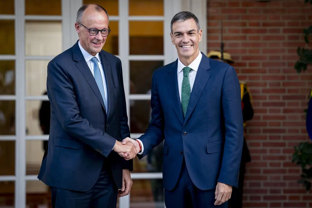 El presidente del Gobierno, Pedro S&aacute;nchez (d), recibe al canciller de la Rep&uacute;blica Federal de Alemania, Friedrich Merz (i), en el Palacio de la Moncloa