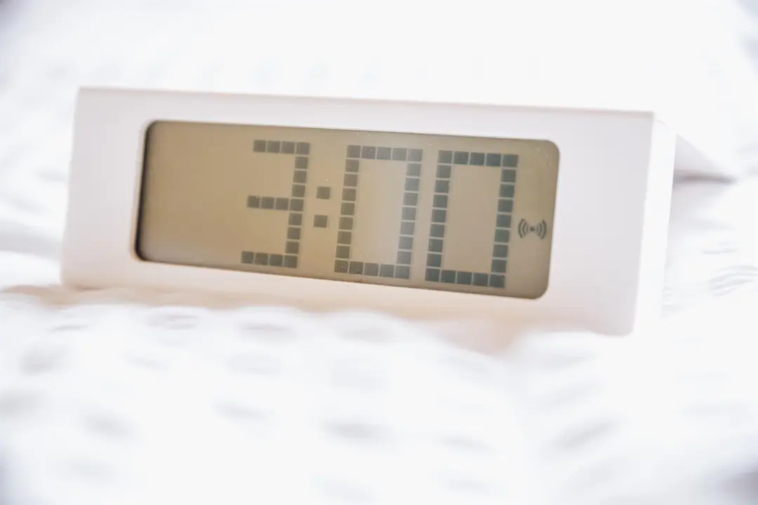 Un reloj digital marca las 3:00 horas