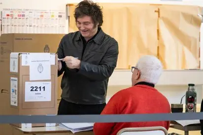 El presidente de Argentina, Javier Milei, deposita su voto para las elecciones legislativas parciales (foto: EP)