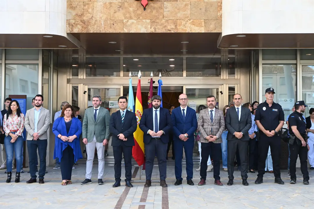 Minuto de silencio desde San Javier, al que ha asistido el presidente de la Regi&oacute;n de Murcia, Fernando L&oacute;pez Miras (foto: EP)