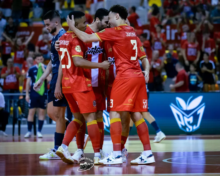 Imagen de archivo de varios jugadores del Jimbee Cartagena Costa C&aacute;lida celebrando un gol en uno de sus partidos (foto: Jimbee Cartagena)