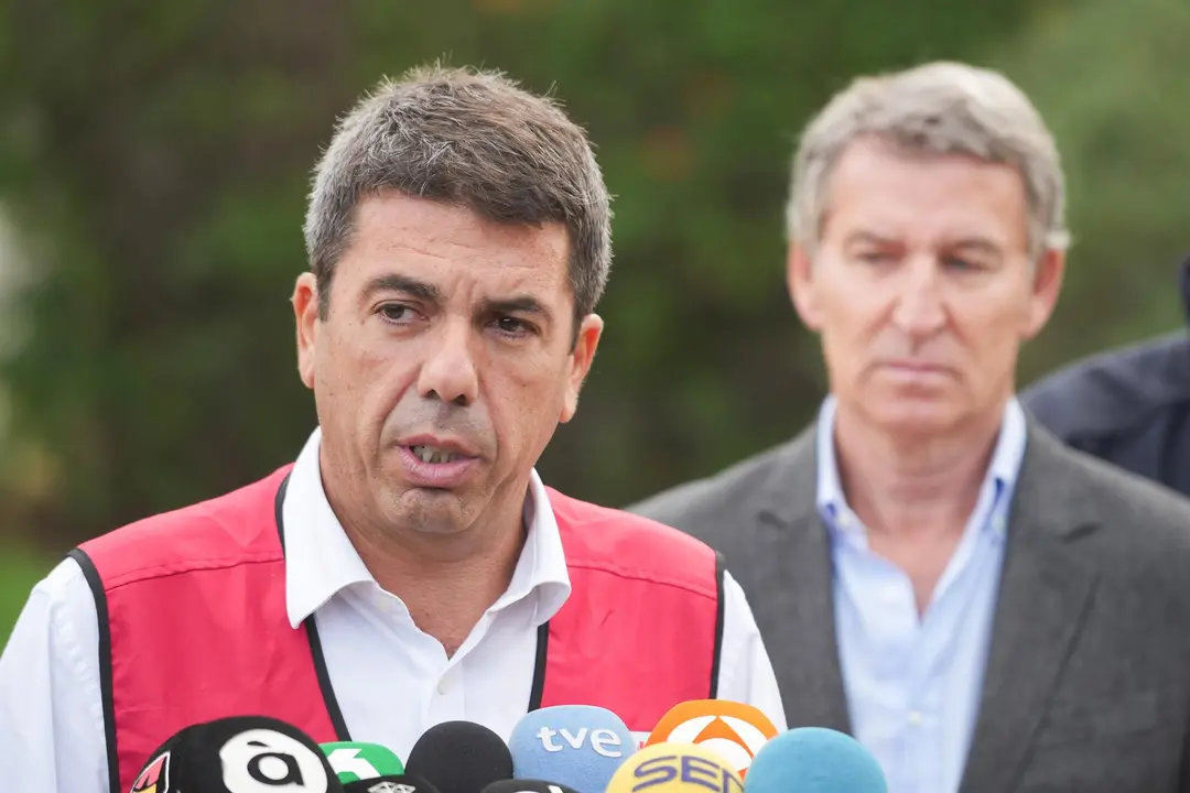 Archivo - El presidente de la Generalitat Valenciana, Carlos Maz&oacute;n (i) y el presidente del Partido Popular, Alberto N&uacute;&ntilde;ez Feij&oacute;o (d), ofrecen declaraciones a los medios tras su visita al Centro de Coordinaci&oacute;n de Emergencias de la Comunitat Valenciana, ju
- Jorge Gil - Europa Press - Archivo