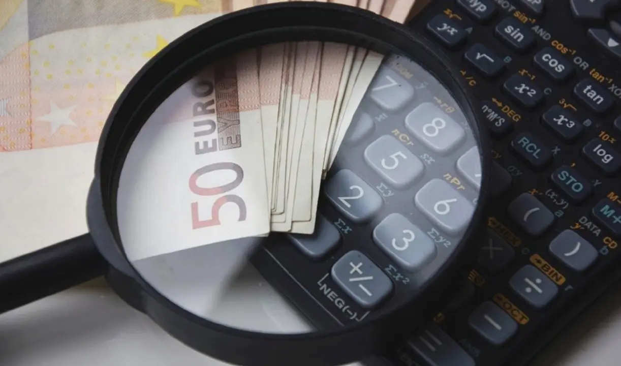 Foto de archivo de una calculadora con dinero
