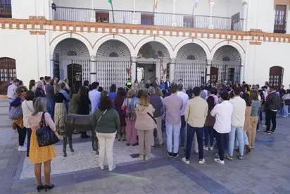 Concentraci&oacute;n en la localidad onubense de Moguer contra el crimen machista (foto: EP)