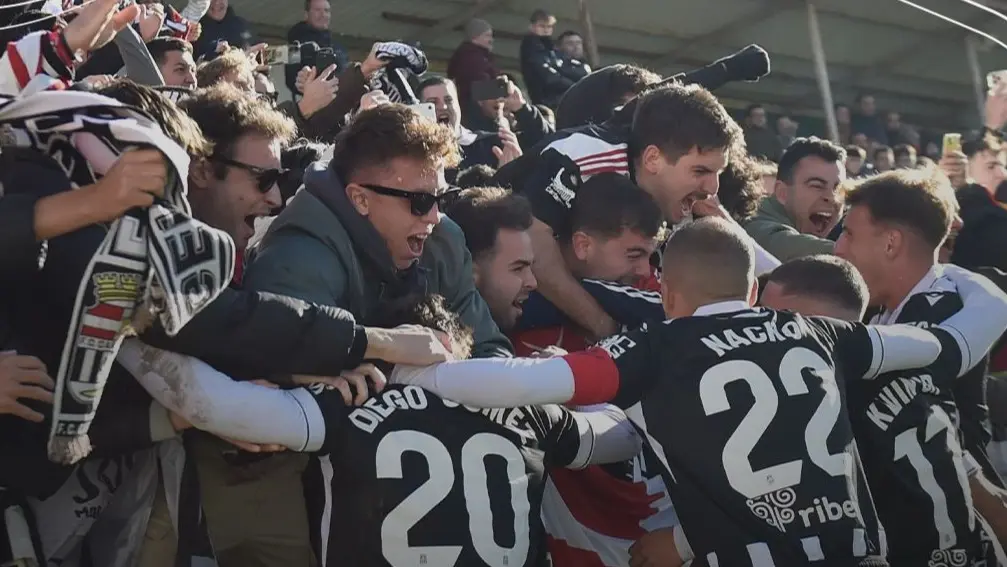 La afici&oacute;n celebra el gol del Cartagena