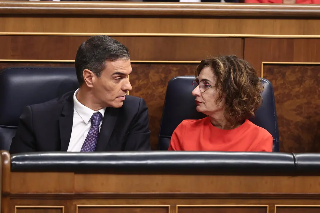 El presidente del Gobierno, Pedro S&aacute;nchez, y la vicepresidenta primera y ministra de Hacienda, Mar&iacute;a Jes&uacute;s Montero, durante una sesi&oacute;n de control al Gobierno de este mi&eacute;rcoles en el Congreso (foto: EP)