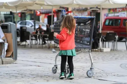 Una ni&ntilde;a camina junto a la terraza de un bar en el centro de Madrid (foto: EP)