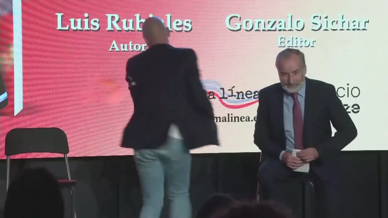 Un hombre tira huevos a Luis Rubiales en la presentaci&oacute;n de su libro (foto: EP)