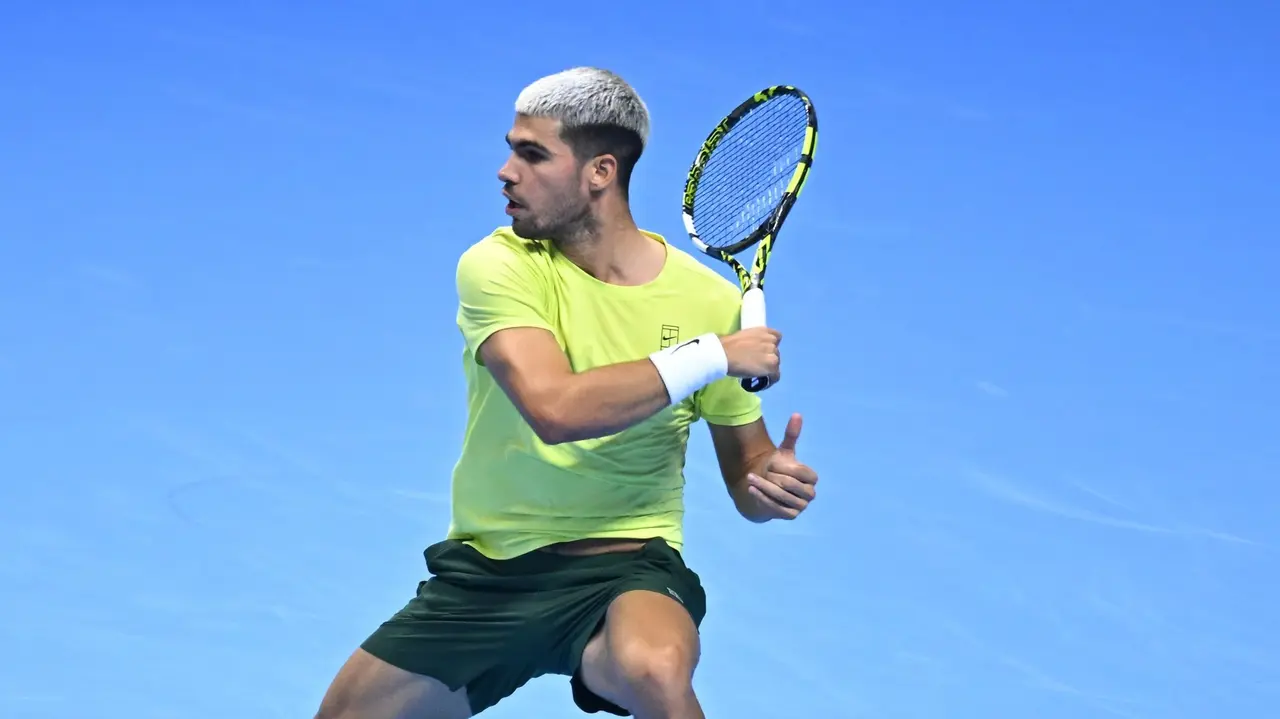 Carlos Alcaraz jugar&aacute; la final de las ATP Finals ante Jannik Sinner (foto: Agencias)
