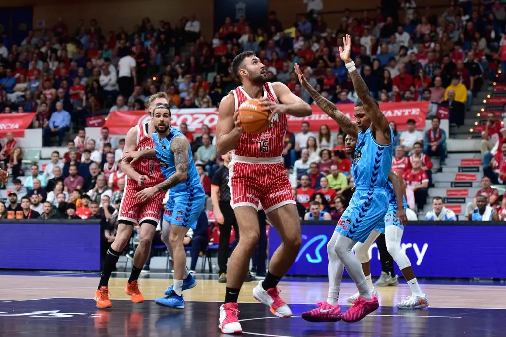 Lance del encuentro entre el UCAM Murcia y Breog&aacute;n (foto: UCAM Murcia)