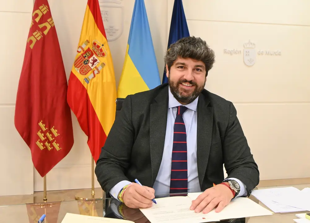 El presidente del Gobierno regional, Fernando L&oacute;pez Miras, firma el protocolo de apoyo a la regi&oacute;n ucraniana de Sumy
