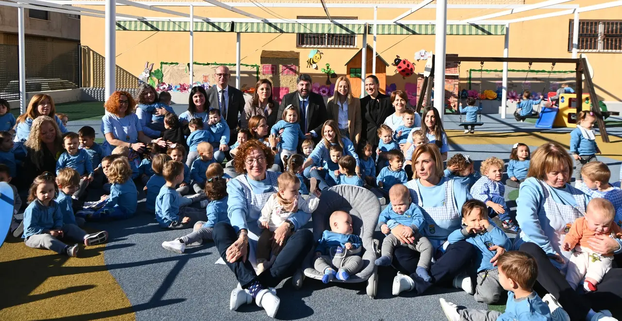 El jefe del Ejecutivo auton&oacute;mico, Fernando L&oacute;pez Miras, visita la Escuela Municipal de Educaci&oacute;n Infantil de Fortuna, acompa&ntilde;ado por la alcaldesa del municipio, Catalina Herrero.